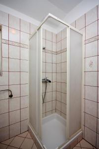拉布Apartments with a parking space Kampor, Rab - 5018的浴室里设有玻璃门淋浴