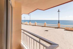 梅莱纳拉Primera línea con preciosas vistas al mar的享有海滩美景的阳台