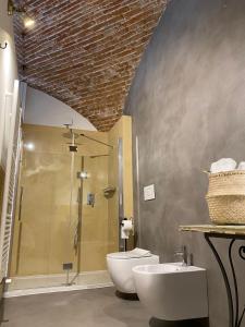 卡布拉斯Dimora Ferraris的带淋浴、卫生间和盥洗盆的浴室
