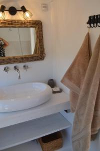 NoraAlgarve Olive Tree Lodge的一间带水槽和镜子的浴室