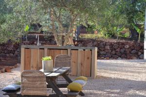 NoraAlgarve Olive Tree Lodge的一张带两把椅子的野餐桌和一张带