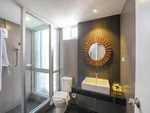 占那县Kitzio House Hotel Huai Kwang的一间带卫生间、水槽和镜子的浴室