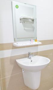 Hoi NghiaRuby Hotel - Tân Uyên - Bình Dương的浴室设有白色水槽和镜子