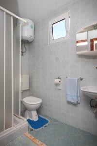 梅塔伊纳Apartments and rooms by the sea Metajna, Pag - 6496的一间带卫生间和水槽的浴室