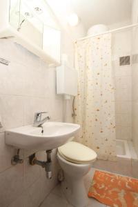 梅塔伊纳Apartments and rooms by the sea Metajna, Pag - 6496的一间带水槽、卫生间和淋浴的浴室