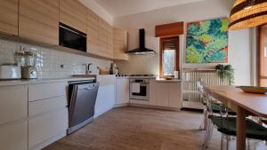 杜伊诺Villa Duino Trieste Reception的厨房配有白色橱柜和桌椅