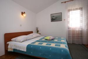 斯塔利格拉德-帕克利尼卡Apartments by the sea Starigrad, Paklenica - 6579的一间卧室设有一张床和一个窗口