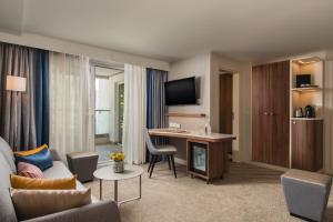 阿尔贝纳MARITIM Hotel Amelia - Luxury Ultra All Inclusive的客厅配有沙发和书桌。