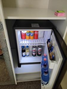 德瓦LOTUS Boutique的小冰箱里装有饮料和苏打水