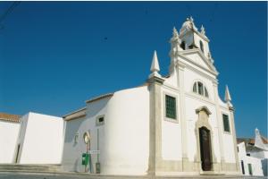 阿尔坎塔里利亚Casa do Pátio em Alcantarilha - Algarve的一座白色的大教堂,上面有陡峭的陡峭