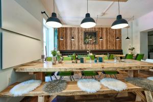 GstatterbodenGesäuse-Lodge的用餐室配有大型木桌和绿色椅子
