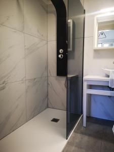 皮洛斯12 Gods Resort的浴室里设有玻璃门淋浴