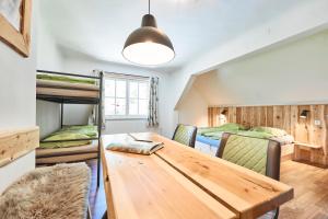 GstatterbodenGesäuse-Lodge的客房设有木桌和双层床。