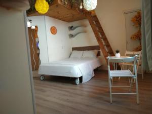 特拉维夫Private rooms near the beach center的卧室配有1张床、1张桌子和1把椅子