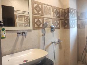 古瓦哈提Hotel Rudraksh- Near VIP Airport Guwahati的一间带水槽和淋浴的浴室