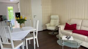 约阿希姆斯塔尔Ferienwohnung Felix am See的客厅配有沙发和桌子