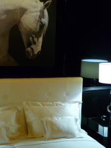 克卢尼波特斯奥雷住宿加早餐旅馆的墙上一张带马头照片的床