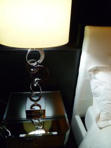克卢尼波特斯奥雷住宿加早餐旅馆的床头桌子上的一盏灯
