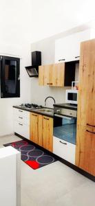莱切ANDIRIVIENI☆LECCE ☆CASA VACANZE LECCE的厨房配有白色橱柜和炉灶烤箱。