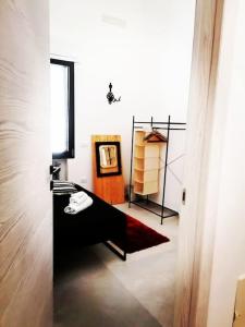 莱切ANDIRIVIENI☆LECCE ☆CASA VACANZE LECCE的一间设有镜子的房间和一间带架子的房间
