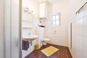 GstatterbodenGesäuse-Lodge的白色的浴室设有水槽和卫生间。