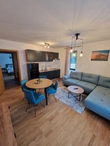索科矿泉村Nina Apartman 2的客厅配有沙发和桌子