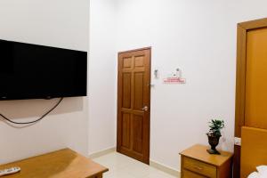 瓜拉丁加奴Villa Sri Mayang的一间配有平面电视和门的房间