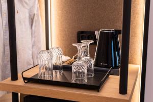 斯基亚索斯镇Chora Suites, Premium Key Collection的桌子上装有眼镜和投手的托盘