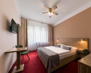 布拉格坎帕梅达博物馆酒店的酒店客房配有一张床和吊扇。
