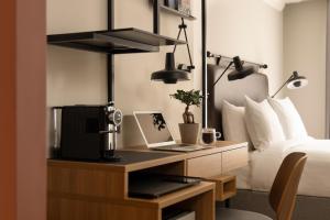 伦敦55 by Le Mirage的一间卧室配有书桌和咖啡机