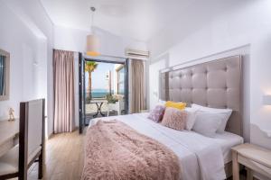库基尼坎尼奥Golden Bay Boutique Hotel & Bungalows的一间卧室设有一张大床,享有海景