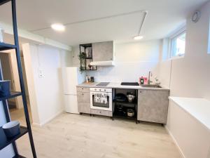 斯特兰奈斯Newly renovated apartment - Strängnäs, Ekorrvägen的厨房配有炉灶和冰箱。