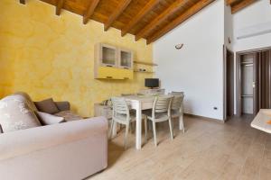 马蒂诺Dependance di Villa Dea by BarbarHouse的客厅配有沙发和桌椅
