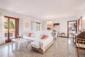 阿尔库迪亚Villa Tacaritx的客厅配有白色的沙发和桌子