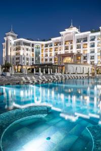 凯里尼亚Merit Royal Diamond Hotel & SPA的一座大建筑前的游泳池