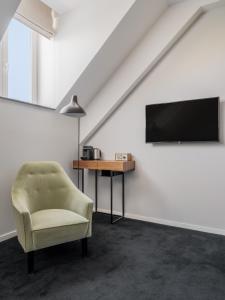 布鲁塞尔numa l Lief的客厅配有椅子和电视