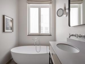 布鲁塞尔numa l Lief的白色的浴室设有浴缸和水槽。