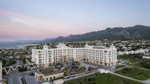 凯里尼亚Merit Royal Diamond Hotel & SPA的享有白色大建筑的空中景致