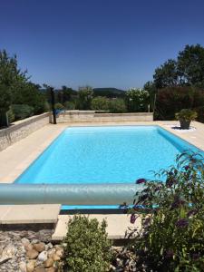 Saint-Sylvestre-sur-LotDouceur d été的庭院里的一个蓝色海水大型游泳池