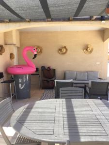 Saint-Sylvestre-sur-LotDouceur d été的坐在一张桌子上的粉红色火烈鸟