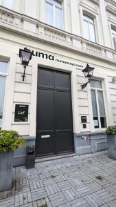 布鲁塞尔numa l Lief的前面有一扇黑色大门的建筑
