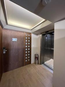 瓦哈卡市Zen Suites by Regente的一间空房间,设有电梯和门