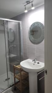 里贝斯的弗里瑟La LLana Nova的一间带水槽、淋浴和镜子的浴室