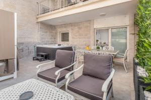 耶路撒冷Sea U Jerusalem Mahane Yehuda Apartment Hotel的一个带椅子和桌子的庭院