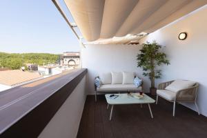 赫罗纳Bravissimo Eiximenis, with beautiful terrace and views的客厅配有沙发和阳台桌子