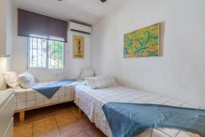米哈斯科斯塔La Ponderosa 5的小房间设有两张床和窗户