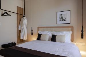 超级天堂海滩Nimbus Lumen的一间卧室配有带白色床单和枕头的床。