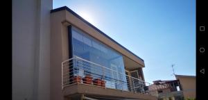 马里诺Delizioso appartamento nel cuore Castelli Romani的阳台设有大玻璃窗的建筑