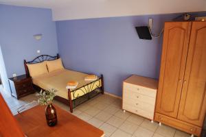 库鲁塔Alea Villas的一间小卧室,配有一张床和一个梳妆台