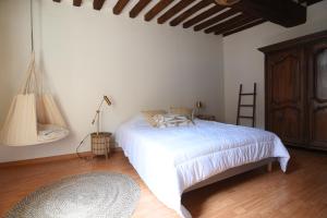 迪耶普Les Falaises de l'Estran的卧室配有白色的床,铺有木地板